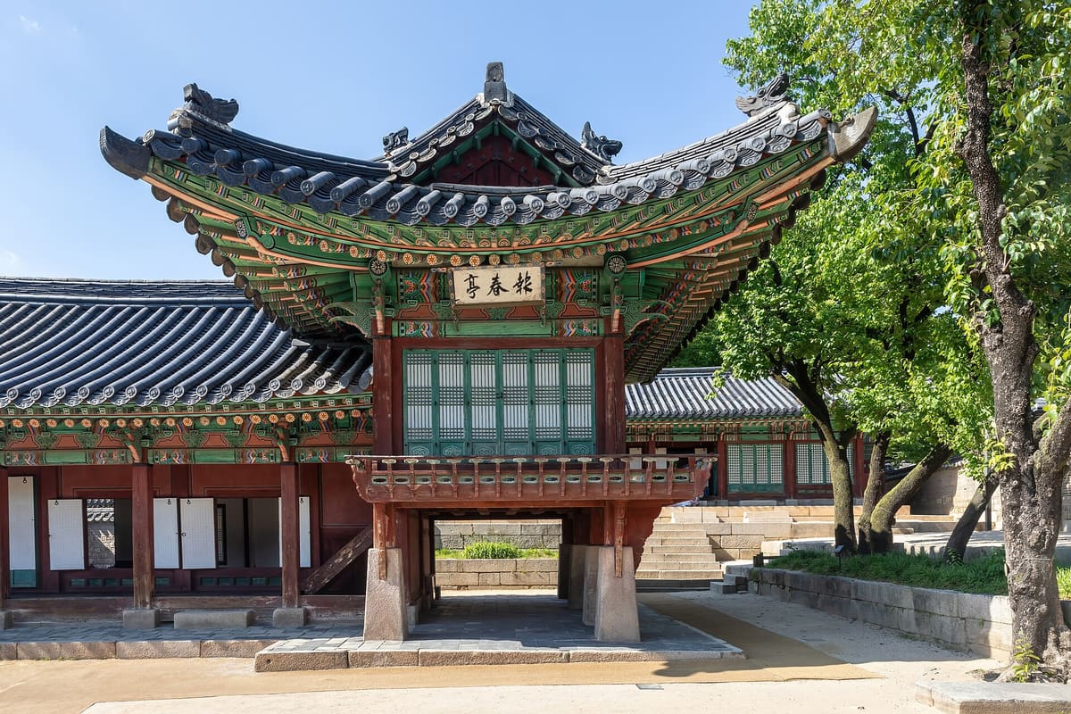 Changdeokgung Palace — Exterior view of Seongjeonggak with blue sky at Changdeokgung Palace in Seoul