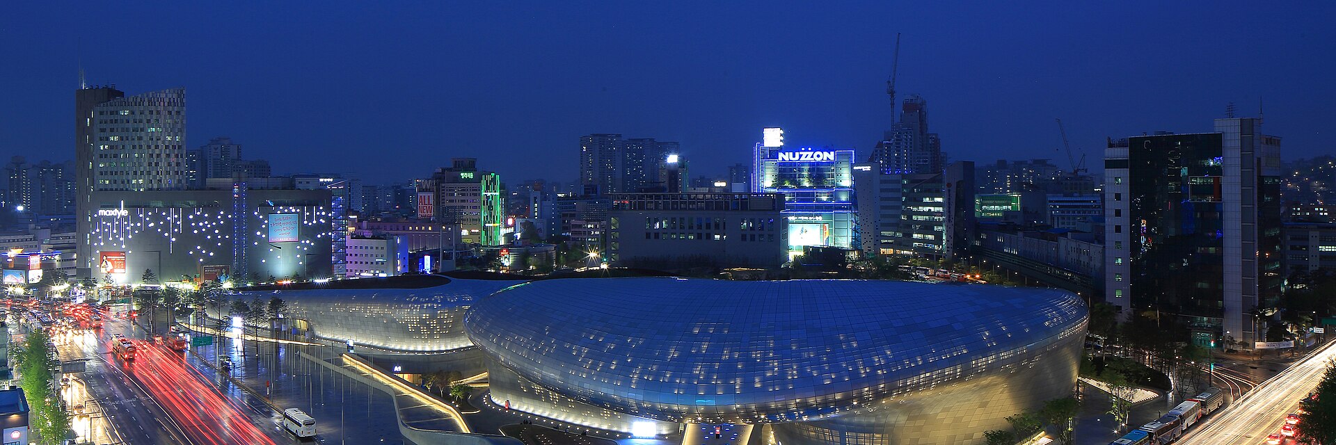 Dongdaemun Design Plaza illuminated at night