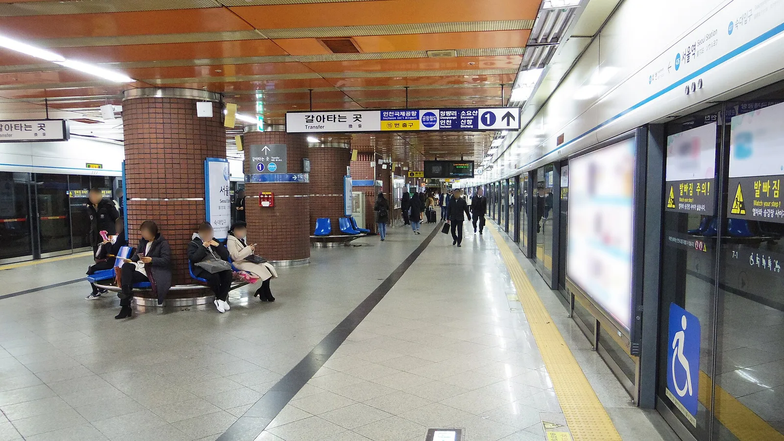 Platform screen doors and signage on Seoul Subway Line 4 at Seoul Station