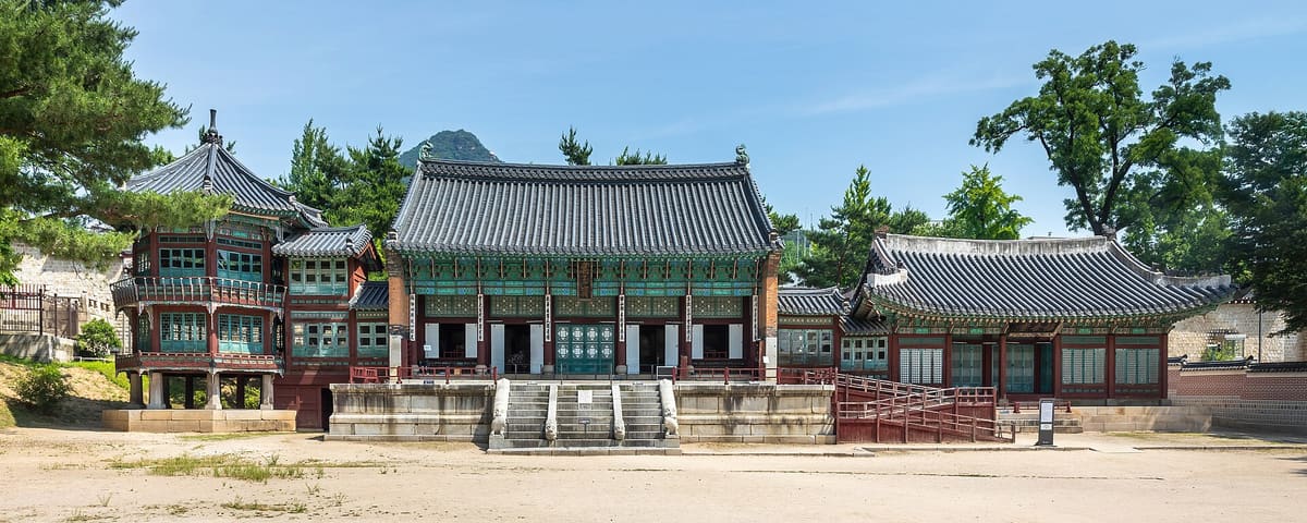 Gyeongbokgung Palace — Front view of Jibokjae Hall under blue sky at Gyeongbokgung Palace in Seoul