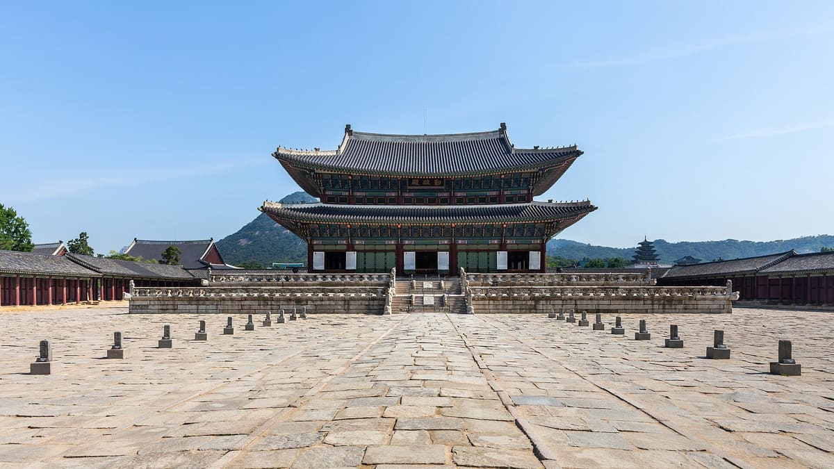 Gyeongbokgung Palace — Front view of the Imperial Throne Hall Geunjeongjeon at Gyeongbokgung Palace with blue...