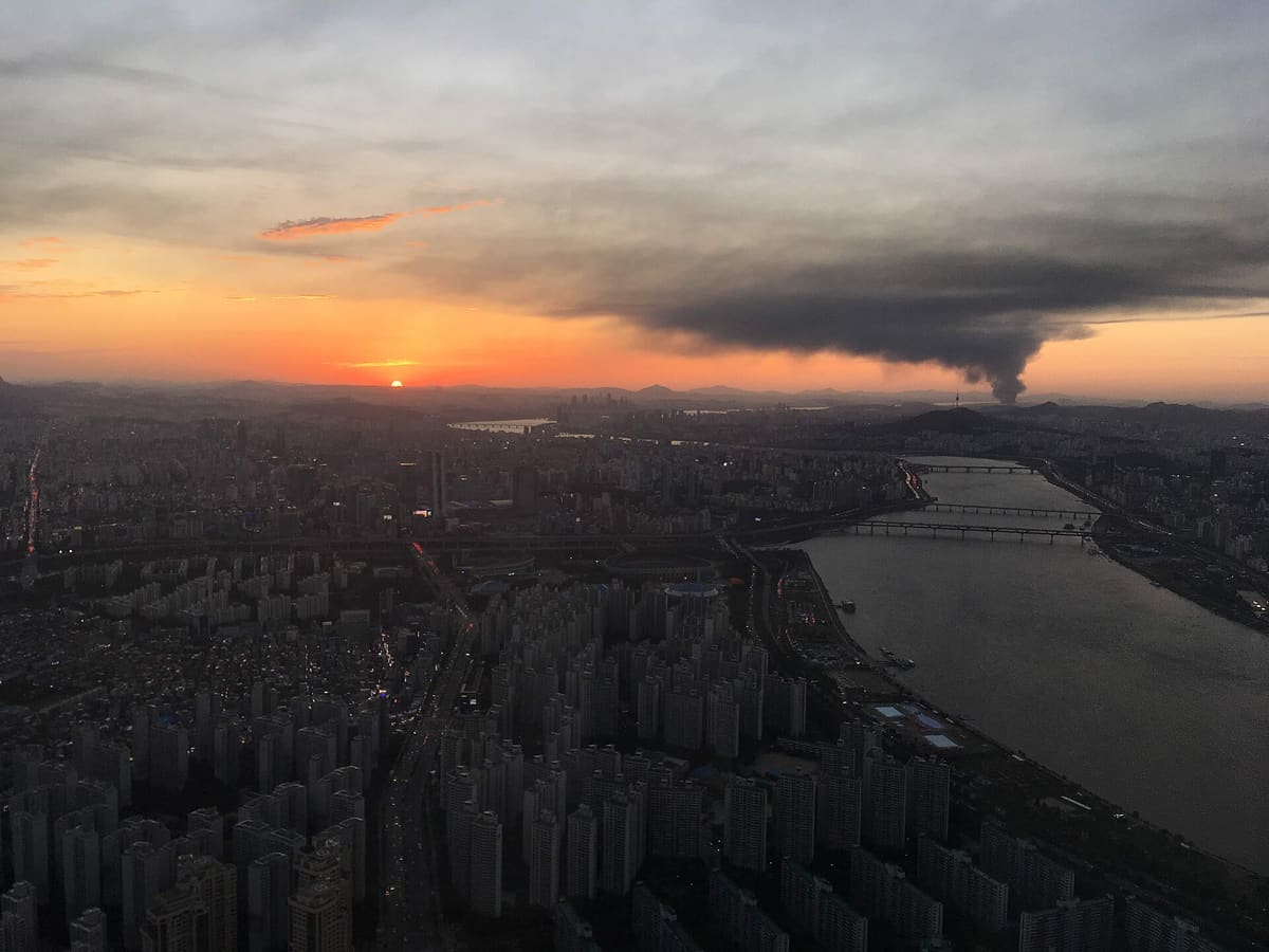 Lotte World Tower — View to the west from Lotte World Tower at sunset