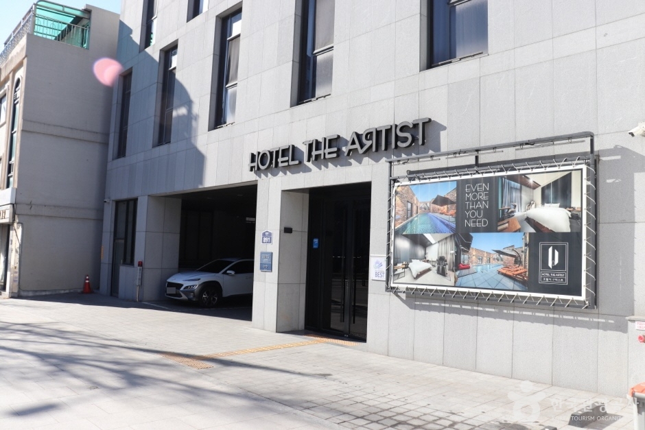 Street entrance and Hotel The Artist sign at the Yeonsinnae property