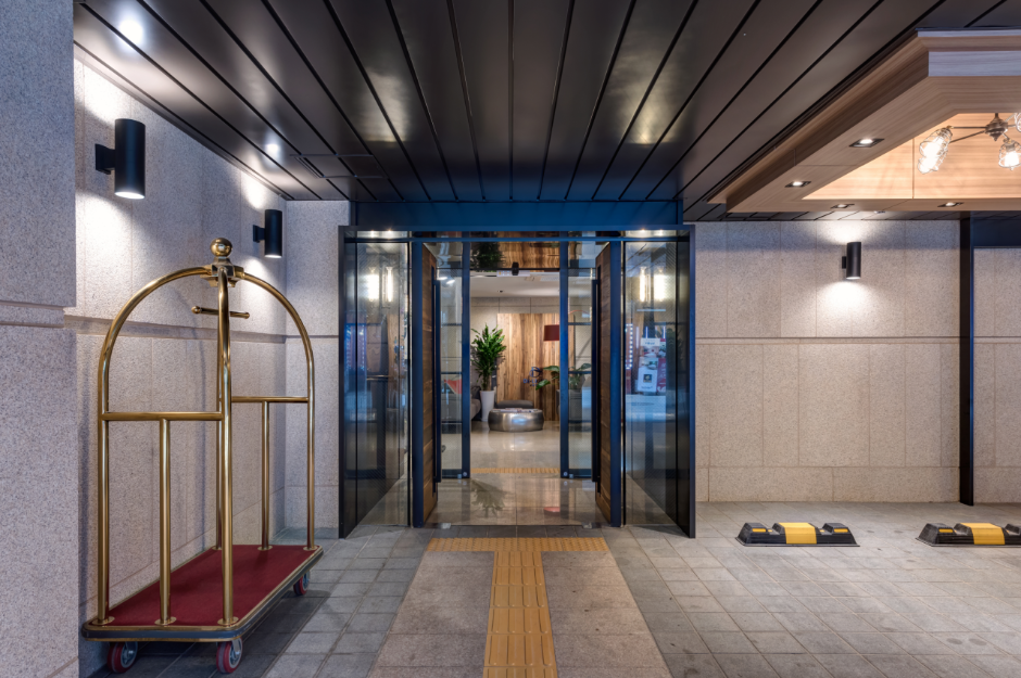 Covered entrance and luggage cart at Delight Hotel Jamsil