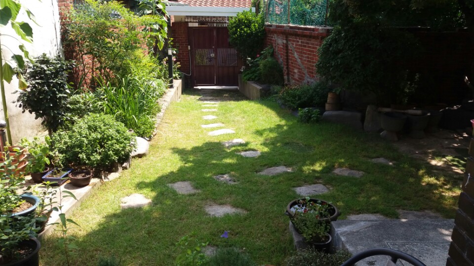 Garden courtyard at Hans House near Gyeongbokgung
