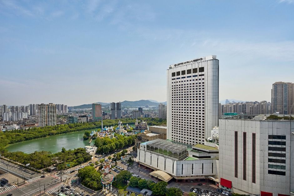 LOTTE Hotel World building beside Seokchon Lake and Lotte World