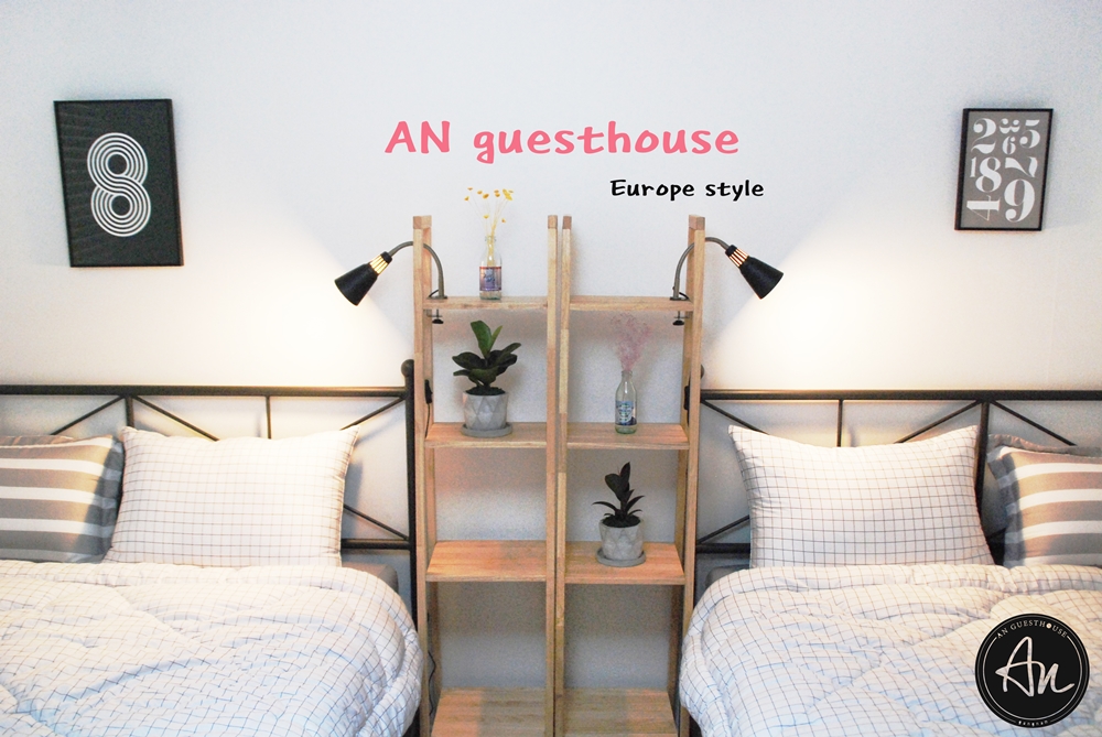 Twin room with Gangnam AN Guesthouse signage