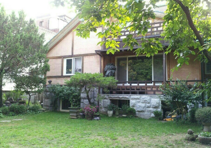 Garden and low house at Beautiful Hwangto House in Eunpyeong