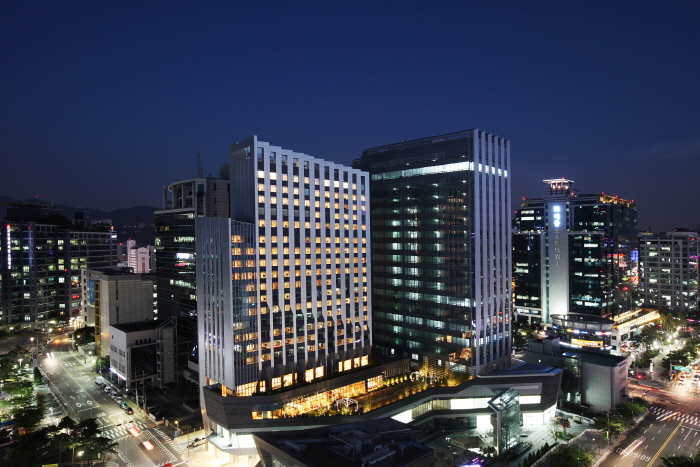 Night exterior of LOTTE City Hotel Guro