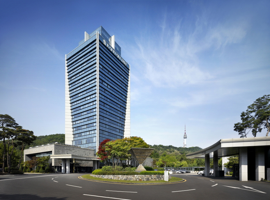 Banyan Tree Club and Spa Seoul tower with N Seoul Tower behind it