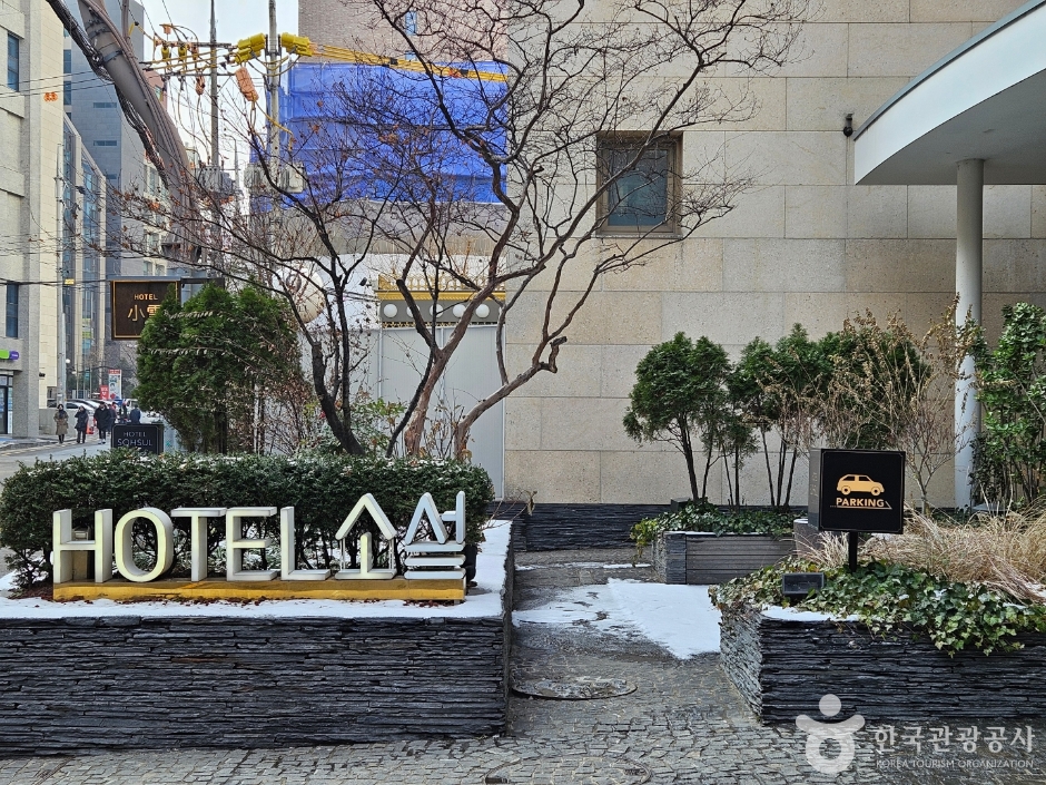 Landscaped entrance and Hotel Sohsul sign in Seocho