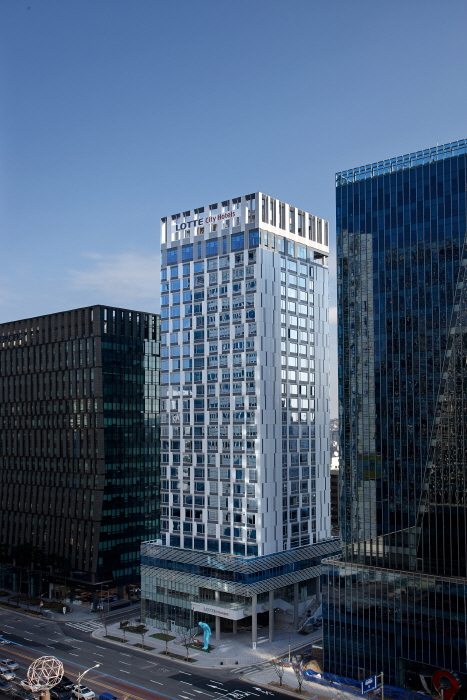 Exterior of LOTTE City Hotel Myeongdong on Samil-daero