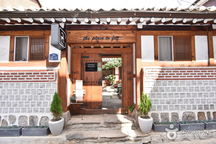 Traditional courtyard exterior of Bokhaphanokspace GOT in Gye-dong
