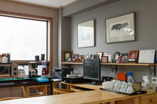 Shared dining and reception room at Yehadoye Guesthouse Insadong