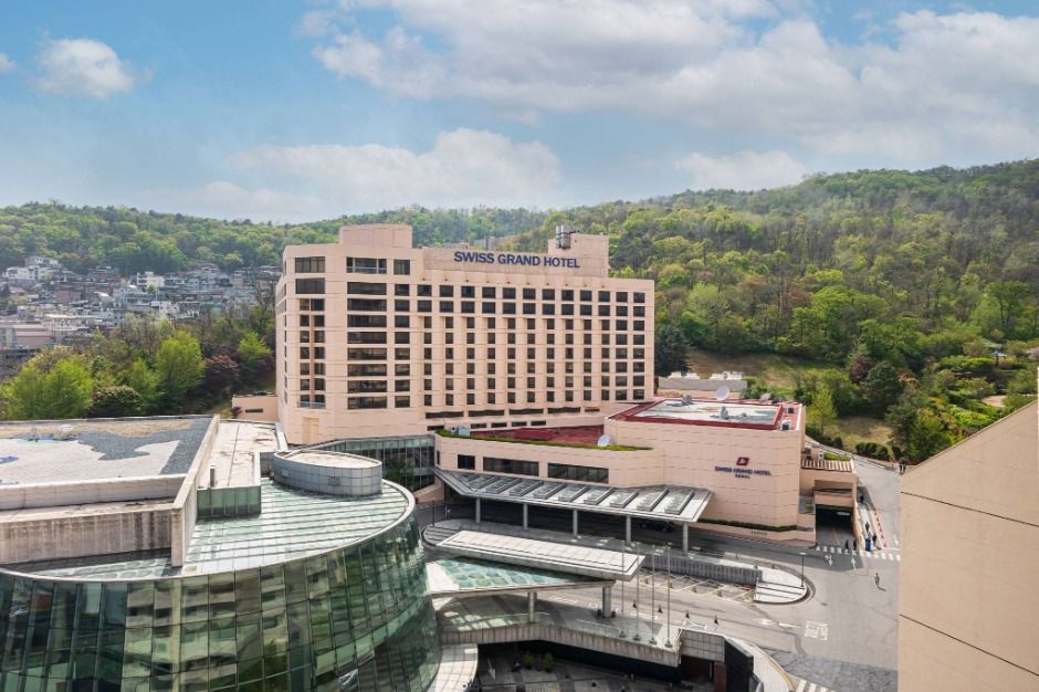 Swiss Grand Hotel Seoul complex against a wooded hillside