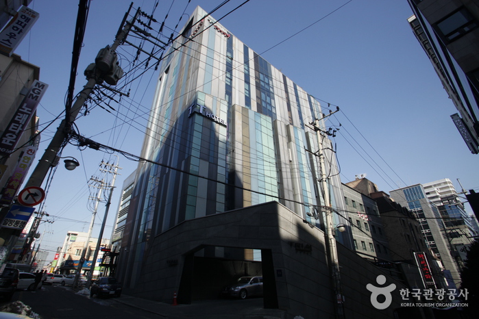 Street view of Tria Tourist Hotel in Yeoksam