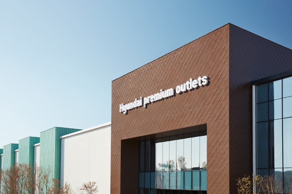 The timber-clad Hyundai Premium Outlets SPACE1 building against a clear sky
