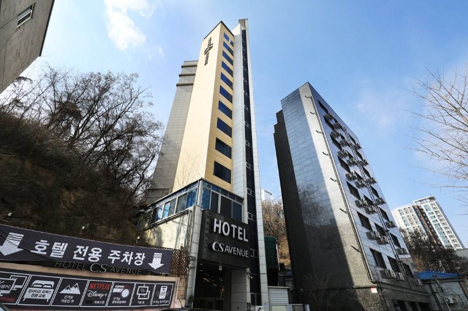 Signed tower facade of CS Avenue Hotel Seoul