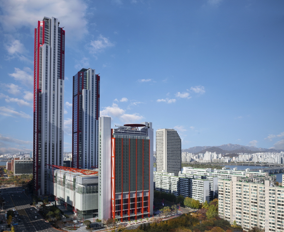 Fairmont Ambassador Seoul building in the Yeouido skyline