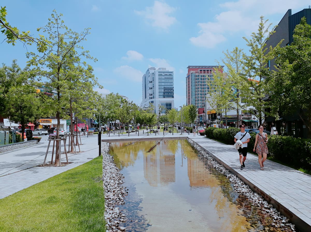 The Yeonnam stretch of the Gyeongui Line Forest Park