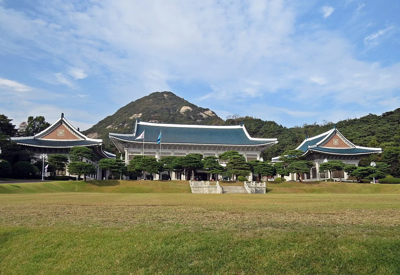 The main Cheongwadae complex and its blue-tiled roofs below Bugaksan Mountain