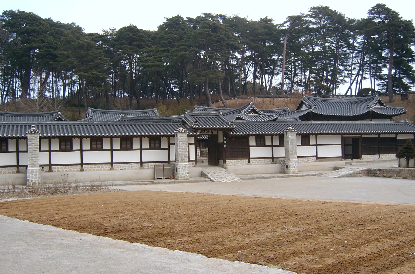 The long traditional hanok residence and open courtyard at Gangneung Seongyojang