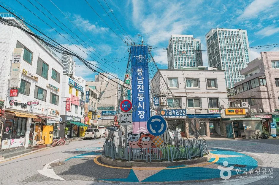 The colourful signed entrance and covered lane of Pungnap Goblin Market in Songpa